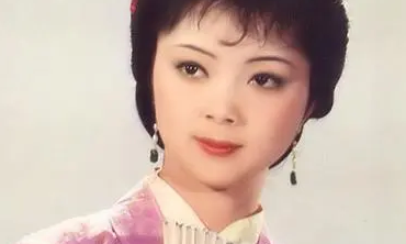 《红楼梦》薛宝钗作为千金大小姐，为什么那么爱打听别人隐私？