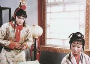 红楼梦中宝玉挨打后，去探望的宝钗与黛玉表现有何不同？