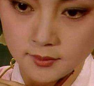 红楼梦王夫人赏赐袭人的两碗菜是因为什么？有何意义