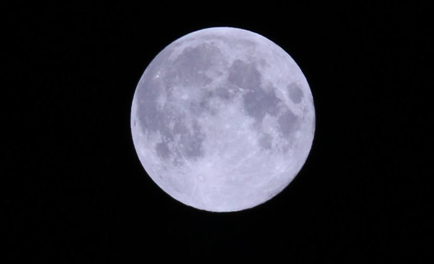 月亮为何是地球的天然卫星？它只绕着一个行星做周期运动