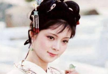 红楼梦中薛宝钗为人处世的方式，与她的家庭出身有很大关系
