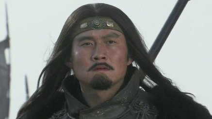 华雄面对关羽的时候，为何这么菜这么快被斩杀了？