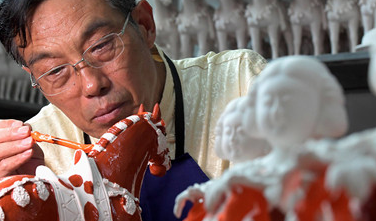 唐三彩的釉料制作与施釉的具体方法是什么？