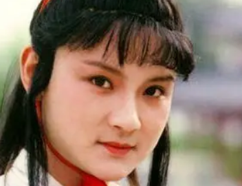 红楼梦宝玉给黛玉送帕子时为何要躲着袭人？