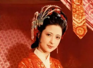 红楼梦中不同的晚辈拜见贾府长辈，被对待的方式有何不同？