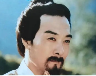 红楼梦中贾雨村为什么回乡？他在哪里纳的娇杏？