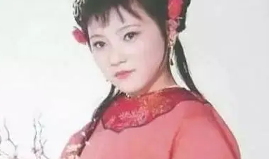 《红楼梦》贾家富有到什么程度？珍贵的红绫给丫头穿