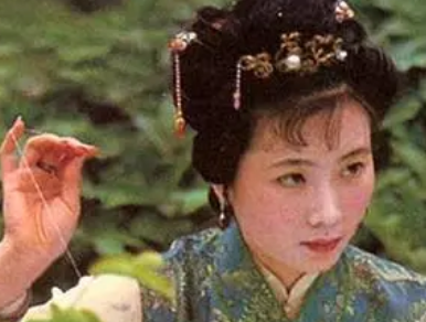 红楼梦中鸳鸯被逼婚时，贾母为何要出面？