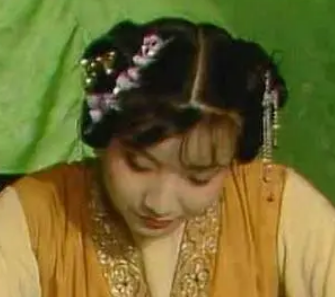 红楼梦中黄金莺巧结梅花络的背后有何深意？