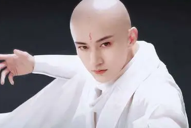 《少年歌行》正在热播，刘学义的光头造型令人惊艳