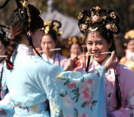 古代妃子身边有贴身宫女 妃子为什么还要使用太监
