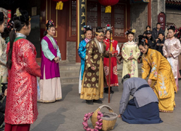 红楼梦中刘姥姥二进荣国府时，贾母办的宴会邢夫人为何不在？