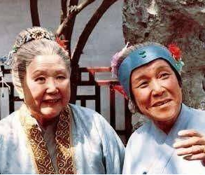 红楼梦中刘姥姥进贾府后，贾母与王夫人分别送的什么东西？