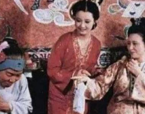 红楼梦中是如何描写刘姥姥二进荣国府时的场面的？