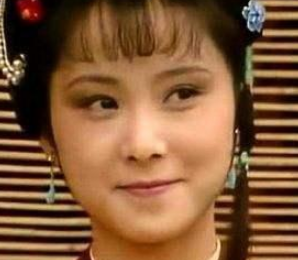 红楼梦晴雯被撵时，贾府的婆子们是什么表现？