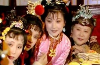 薛宝钗为什么说湘云不想着别人只想贾宝玉？贾母一句话就让她闭嘴
