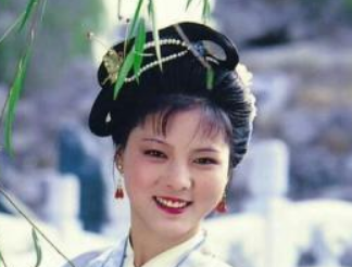 红楼梦中李嬷嬷不喜欢袭人是因为什么？