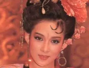 崔妃：曹植的第一任妻子，因穿着朴素的禁令被赐死