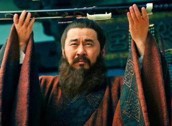 与刘备煮酒论英雄时，曹操为什么没有杀了刘备？
