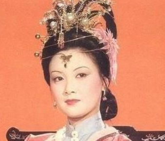 红楼梦中王熙凤的母亲是谁？与宁国府有何关系