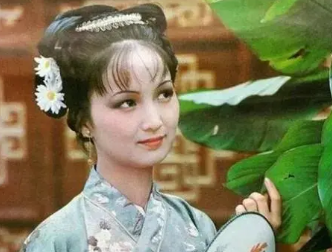 红楼梦中，平儿为何能成为荣国府最有权力的丫头？