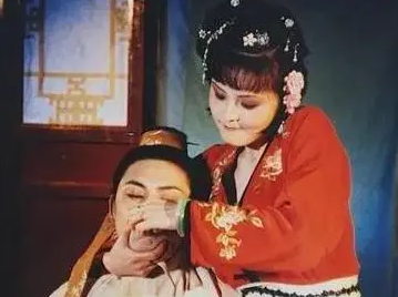 红楼梦中，尤氏任由贾珍父子欺负尤二姐尤三姐吗？