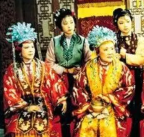 红楼梦中皇帝下旨把贾府抄家，到底是因为什么？