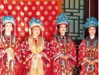 红楼梦中贾府众人看到传旨的太监后是什么表现？
