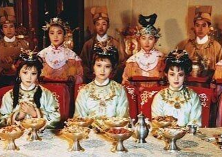 红楼梦中贾母八十大寿时，只有探春出来见客是为何？