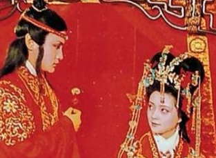 红楼梦中薛家长住贾府是因为什么？与金玉良缘有关？