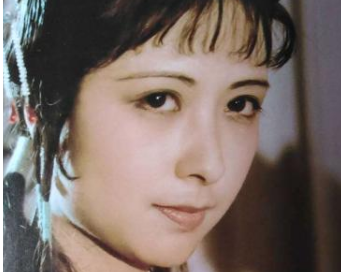 红楼梦中去花枝巷接尤二姐时，王熙凤穿的是什么衣服