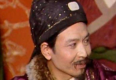 《红楼梦》里北静王给贾珍送年礼，贾珍为什么反而躲着他？