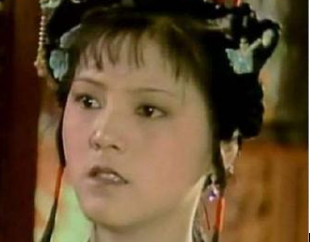 红楼梦中秋节宴时，秋纹为何会出席？她做了什么事情？
