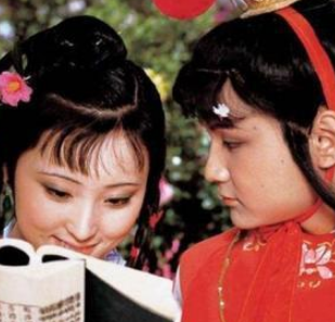 红楼梦黛玉在看杂书时，薛宝钗是如何教导她的？