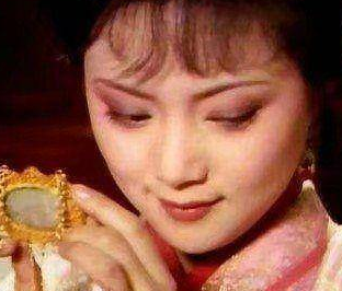 红楼梦宝玉午睡回到怡红院后，为何会与袭人偷试？