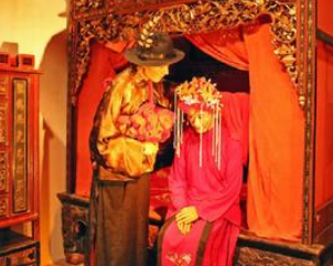 在古代新婚之夜时，人们会在床上放一条手帕是为何？