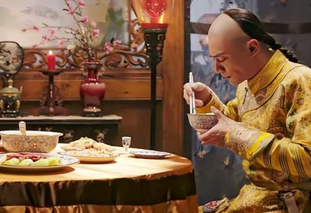 古代皇帝几十道菜每道三口 皇帝吃剩下的饭菜都是怎么处理的