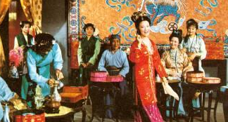 《红楼梦》中的贾母为什么要两宴大观园？有何用意？