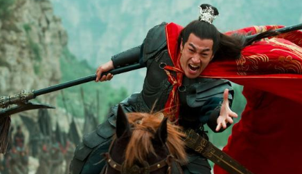 在三国演义中，关羽的赤兔马和青龙偃月刀都被谁占有了？