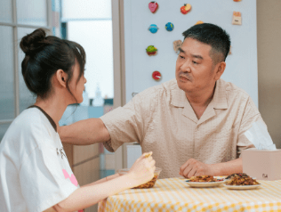 《25小时恋爱》讲述了什么故事？邹德江饰演女主的父亲