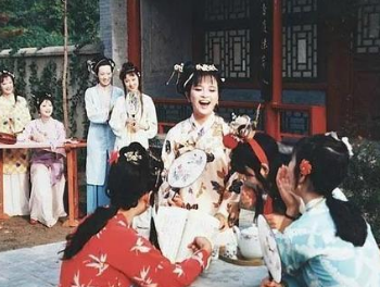 红楼梦中林黛玉进贾府为什么只带了一个丫鬟和一个奶妈？