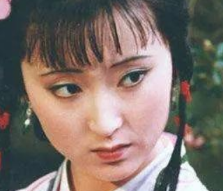红楼梦中尤二姐进贾府相比黛玉宝钗有何不同？