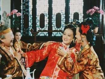 红楼梦中薛宝钗主动开玩笑，为什么王熙凤不搭茬？