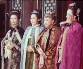 红楼梦中薛姨妈与王夫人是什么关系?为何二人称呼不一样