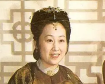 红楼梦中贾母让王夫人替换潇湘馆的窗纱是因为什么？