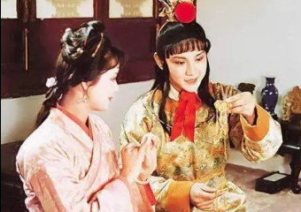 红楼梦中，薛宝钗对贾宝玉是怎样的态度？
