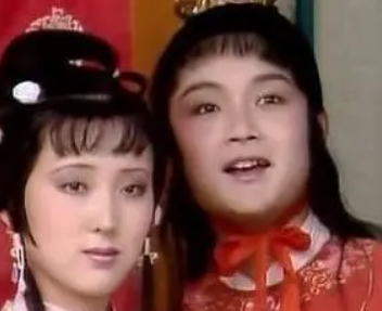 红楼梦中宝玉摔玉砸玉分别是在什么时候？为何会这样？