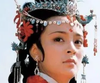红楼梦中探春不喜欢赵姨娘的原因是什么？