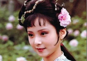 红楼梦中，为什么说对晴雯的态度就是对贾母的态度？