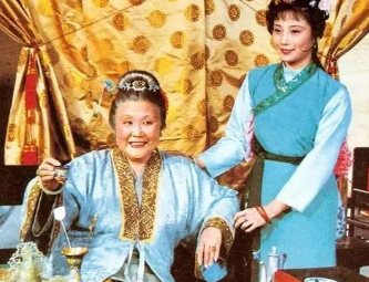 红楼梦中，荣国府的丫头们分为几个等级？